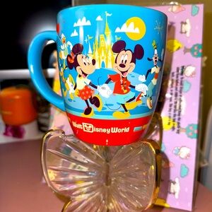 NWT. Disney Parks coffee cup features Mickey Mouse and Goofy